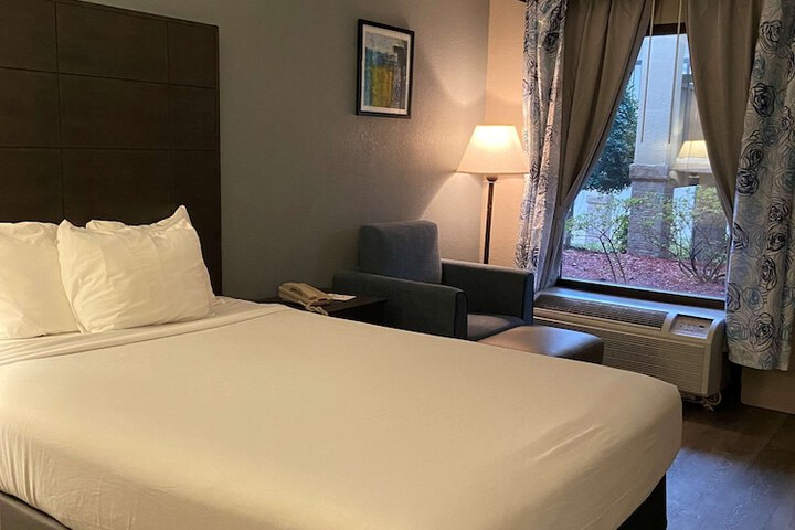 Room 7 of 18