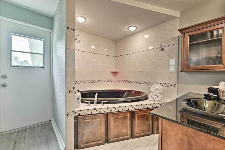Renovated Port Richey Oasis w / Lanai + Grill!