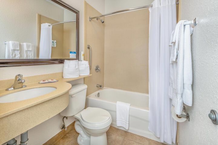 Comfort Inn & Suites Thousand Islands Harbour District