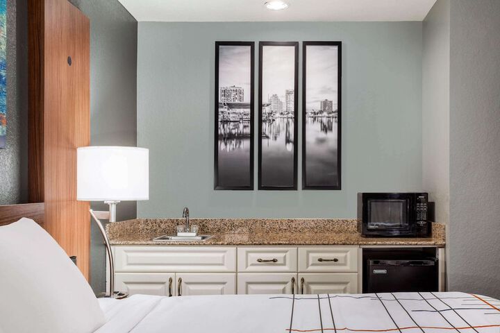 Room 17 of 27
