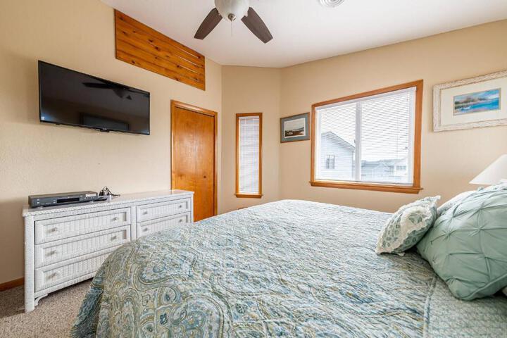 Duck R Way - Poteskeet Ocean View, 260 Yds to Beach, Pool, Hot Tub, Walk to Downtown Duck