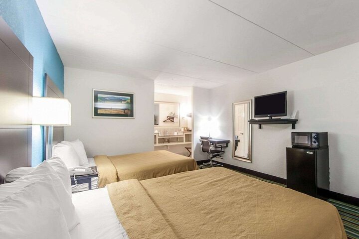 Room 10 of 32