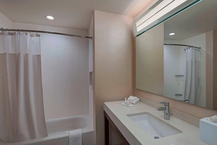 Courtyard by Marriott Houston Sugar Land / Lake Pointe