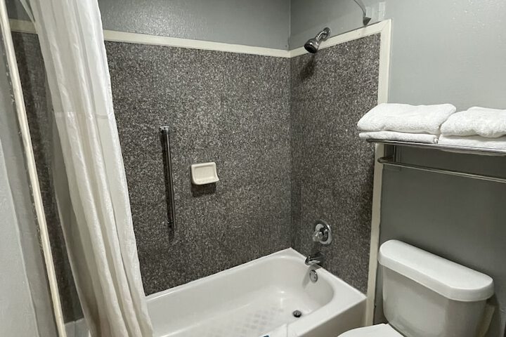 Room 6 of 10