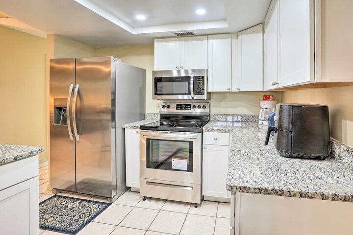 3 Mi to Philippe Park & Pier: Stunning Retreat