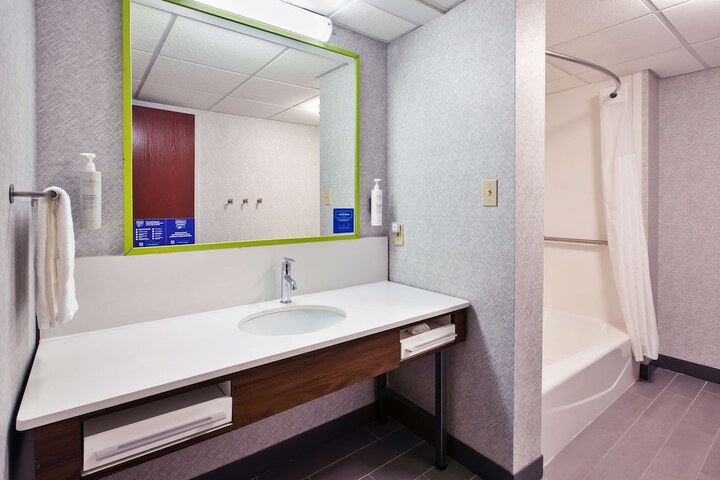 Hampton Inn & Suites Cleveland-Airport / Middleburg Heights