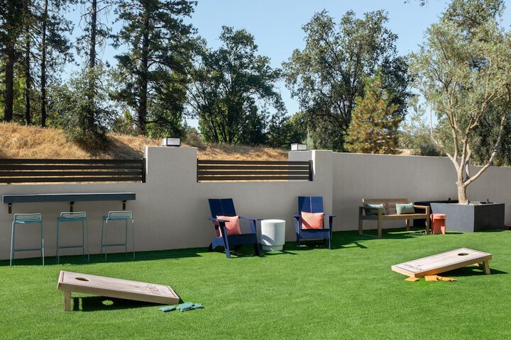 The Inelle Oakhurst Yosemite, a Tribute Portfolio Hotel