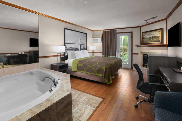 Super 8 by Wyndham Gananoque / Country Squire Resort