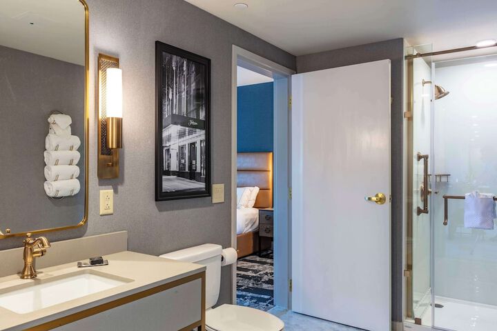 Room 27 of 70