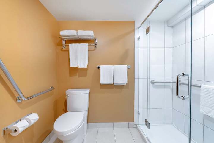 Best Western Plus Emerald Isle Hotel