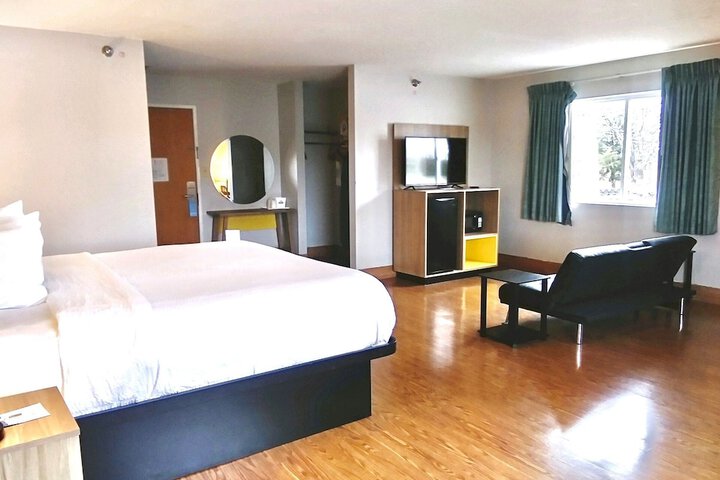 Room 11 of 32