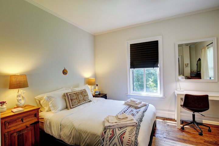 Walk to Downtown: Pet-friendly Millerton Home!