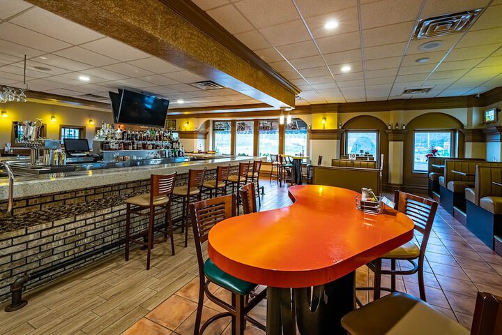 Lounge 83 of 88