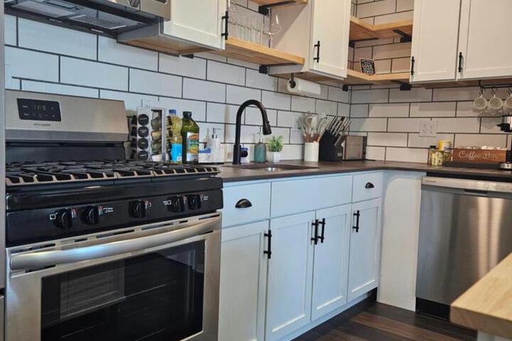 Cozy & Modern 3-Bed Retreat - 8 Mins to Bridge St
