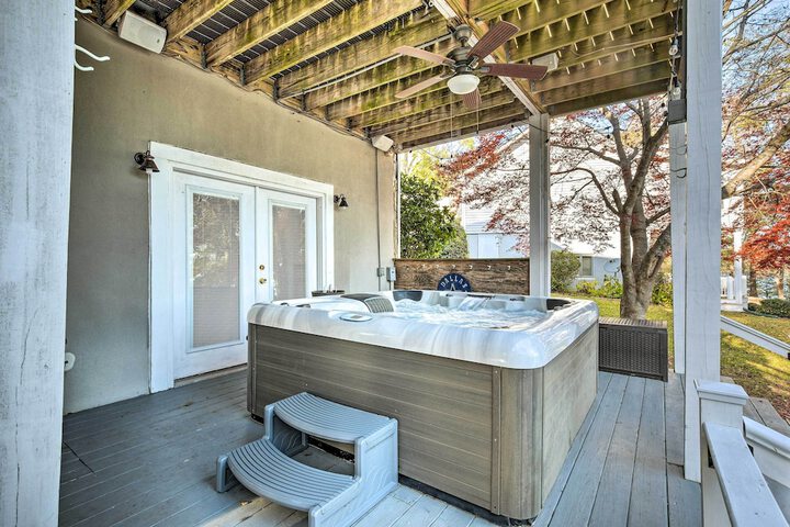 Lake Hartwell Home w / Private Dock & Hot Tub!