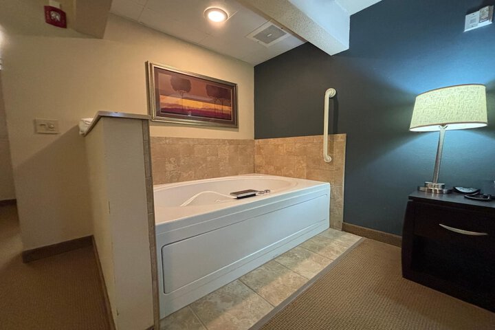 AmericInn by Wyndham Monmouth