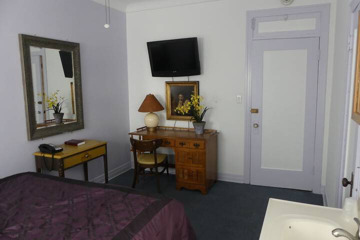 Room 24 of 40