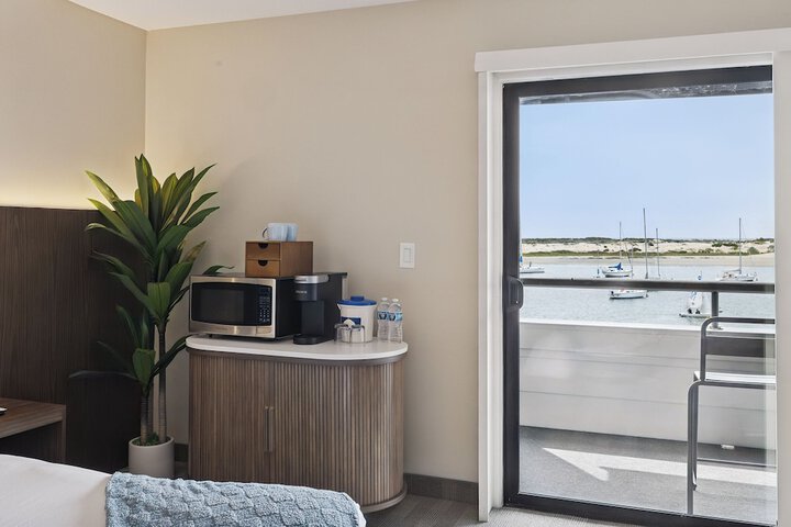 456 Embarcadero Inn & Suites