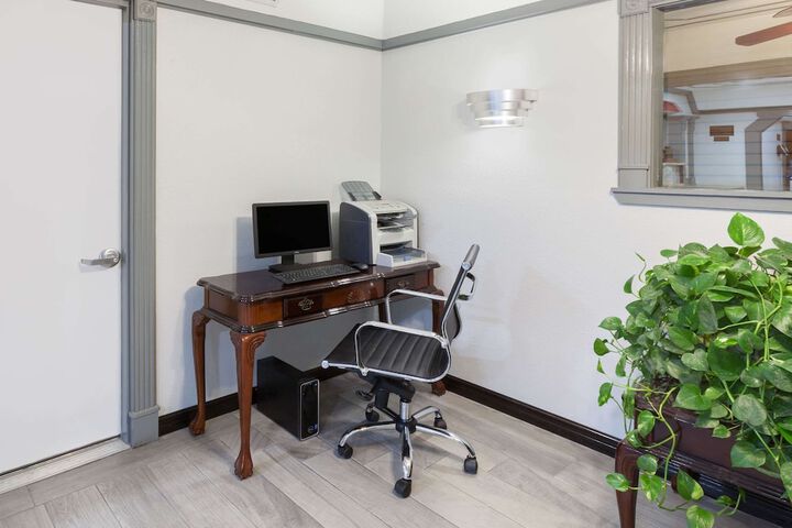 Business Center 33 of 36