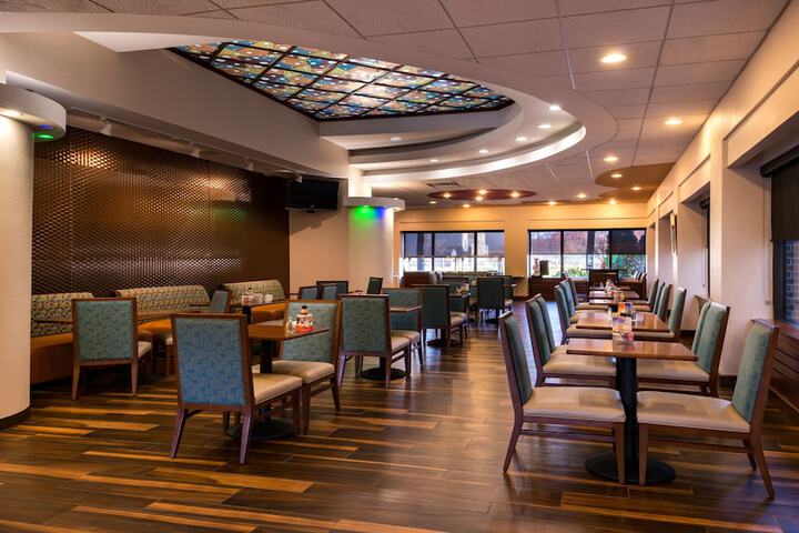 Holiday Inn Hotel & Suites Warren by IHG