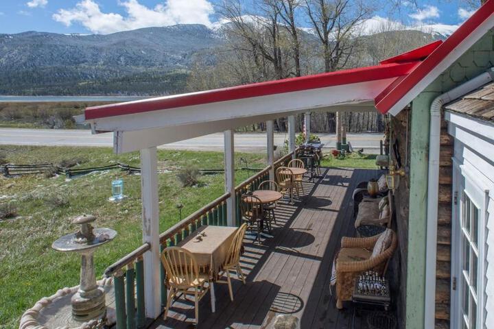 Roadhouse Lodge & Coffee Shop