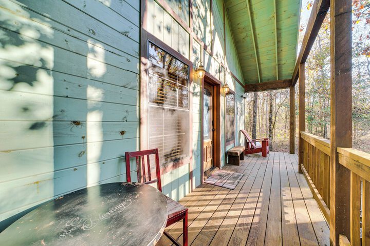 Hot Tub & Fire Pit: Cozy Cabin in Broken Bow!