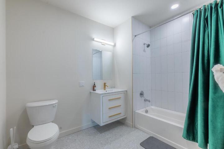 Emerald Escape Free Parking, 2 Bath, Sleeps 8 Near American Dream and The Airport, King Bed and 2 Queen Beds, Washer and Dryer