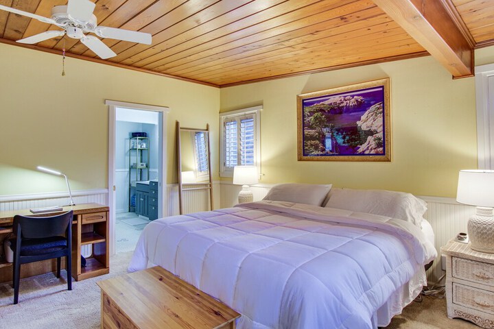 Puget Sound Cottage w / Private Community Beach!