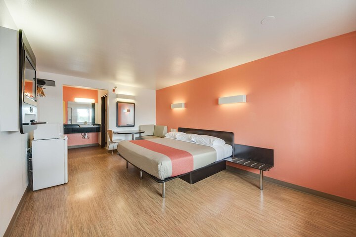 Room 11 of 36