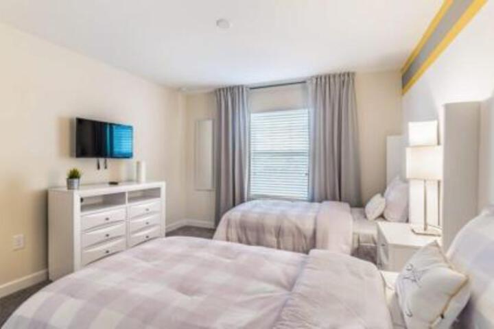 Clock Villa 571