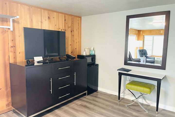 Tides Inn & Suites