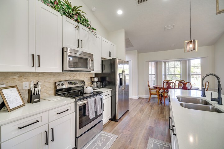 Sunny Palm Bay Home w / Screened Porch Near Beaches