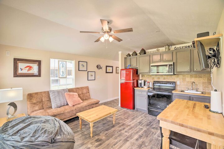 Lakefront Cabin w / Access to 2 Paddleboats!