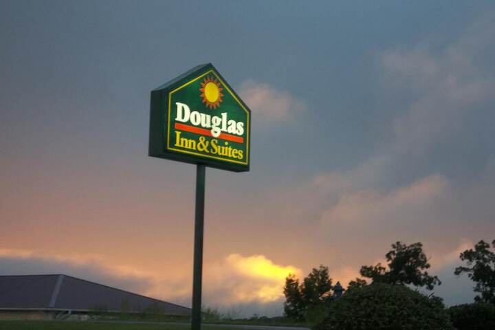 Douglas Inn & Suites