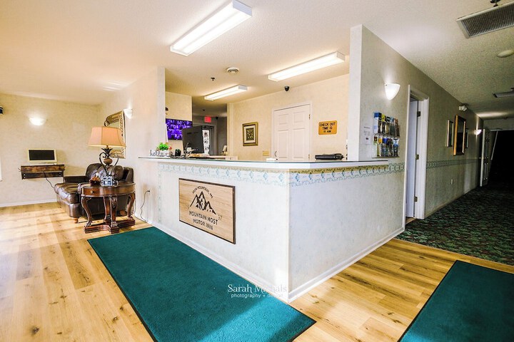 Mountain Host Motor Inn
