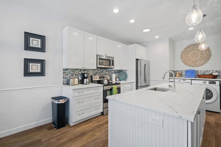 Sardinia Vacation Rental: Delightful Coastal Home near Vanderbilt Beach. Relax in a Private Pool and Spacious 4-BR Retreat with Modern Amenities. Ideal for Families. Minutes from Mercato and Local Attractions