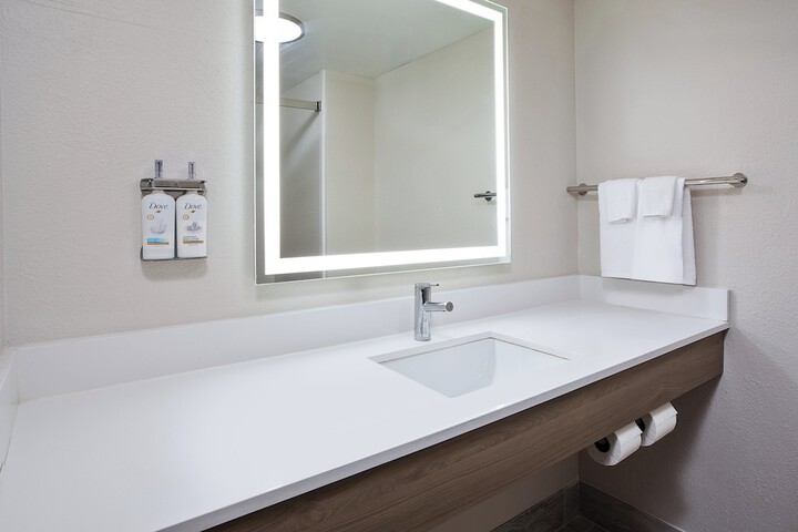 Holiday Inn Express & Suites Milwaukee Nw Park Place by IHG