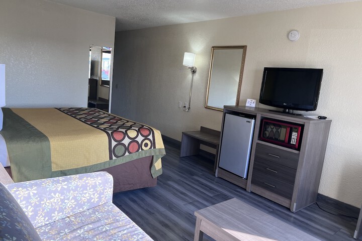 Room 16 of 40
