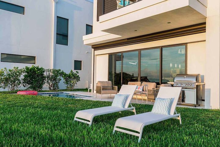 Harbor Island Beach Club Homes by Villatel