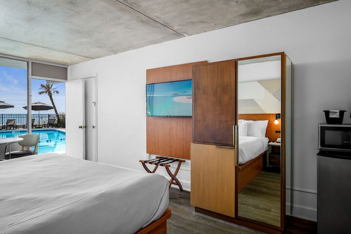 Room 32 of 77