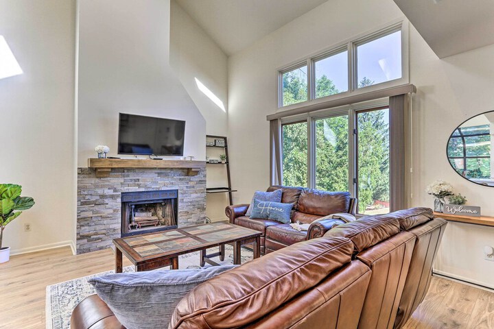 Gorgeous Vernon Township Condo w / Balcony!