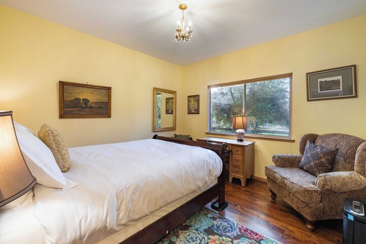 Valley of the Moon by Avantstay Tranquil Escape Large Yard w / Hot Tub & Fire Pit
