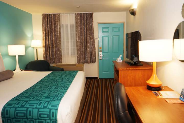 Howard Johnson by Wyndham Salinas