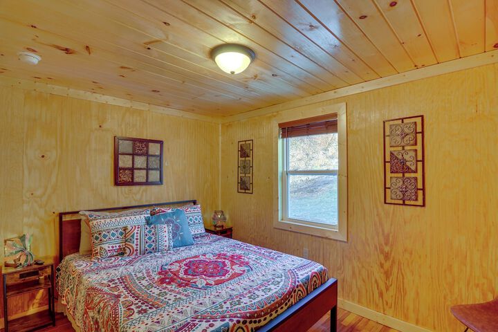 Peaceful Beattyville Cabin Near Red River Gorge!