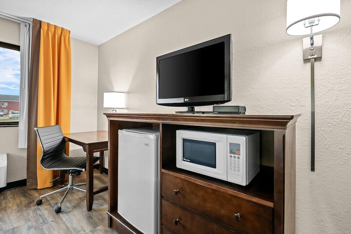 Super 8 by Wyndham Alexandria MN