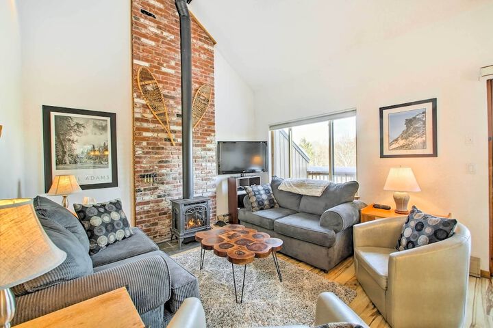 3 Mi to Attitash Resort: Condo w / Mtn Views!
