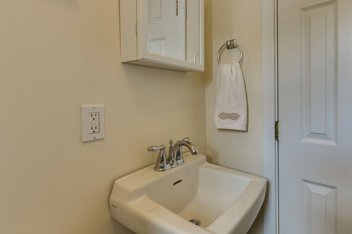 Cozy Westbrook Vacation Rental - Walk to Beach!