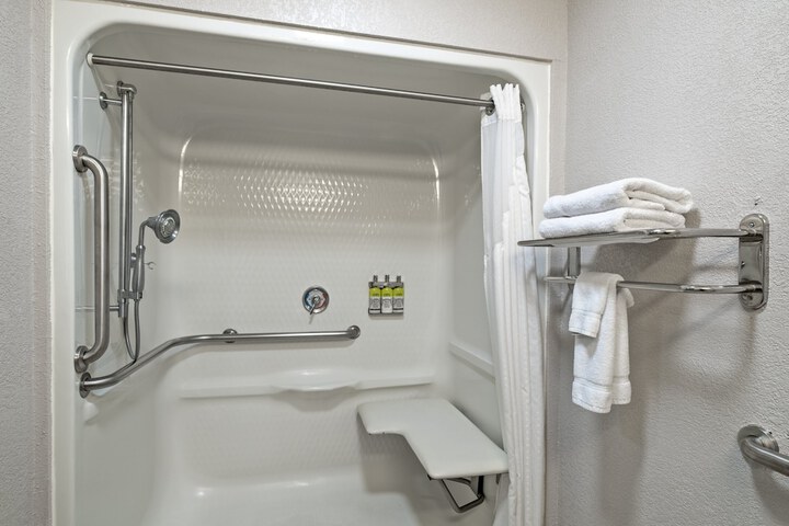 Holiday Inn Express Hotel & Suites Woodbridge by IHG