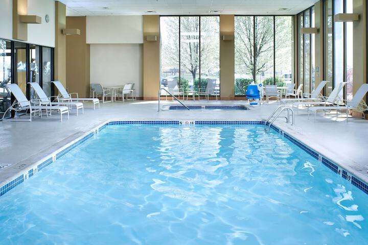 DoubleTree by Hilton Detroit - Dearborn