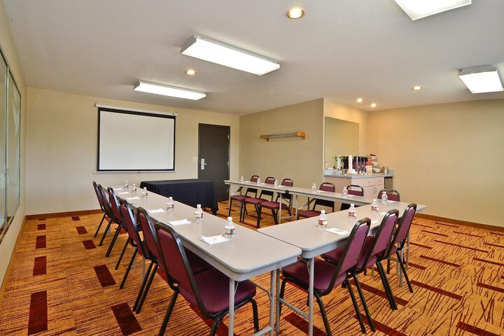 Clackamas Inn & Suites